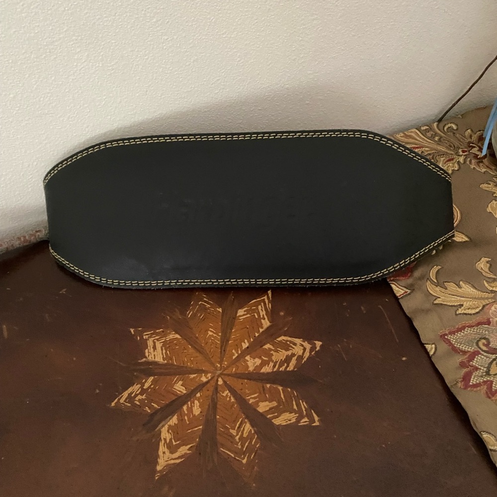 Harbinger weight belt 6”leather w/suede lining. ContouredPadding & Roller Buckle